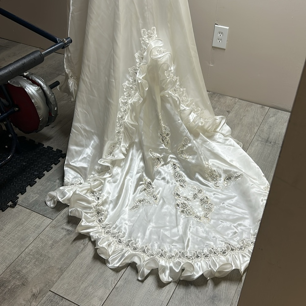 Vintage Alfred Angelo Beautiful Sequined Full Length Puff Sleeved Wedding Gown. - Picture 17 of 17